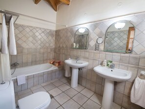 Combined shower/bathtub, towels - Superb 4-10 Pers Villa, Pool and With Phenomenal Views of the sea and Islands (Lefkada)