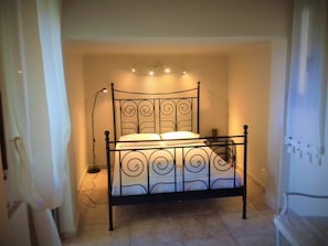 House | 6 bedrooms, individually furnished, iron/ironing board