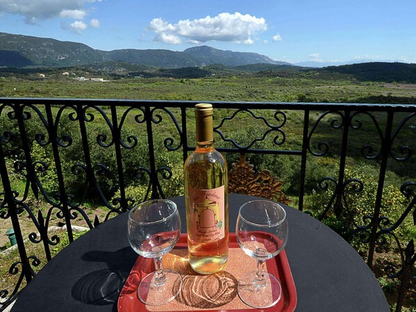 Dining - Tranquil Apartment in Paleokastrites with Pool & Garden near Sea (Corfu)