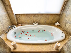 Villa | Bathroom | Combined shower/tub, hair dryer, towels