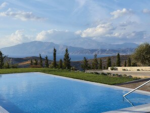 Pool - Villa in Kamilari Near Kid-friendly Beach (Faistos)