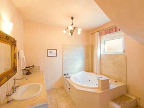 Villa | Bathroom | Shower, hair dryer, towels