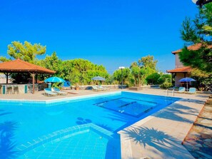 Outdoor pool - Beautiful Villa With Pool and Tennis Court at Agia Pelagia NW (Malevizi)