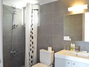 Apartment | Bathroom | Shower, towels