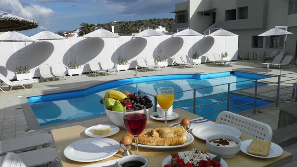 Exterior - Bright Apartment in Elounda Greece With Communal Pool (Agios Nikolaos)