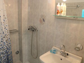House | Bathroom | Shower, towels - Down Town Appartment near Beach & Harbour in Agios Nikolaos (Agios Nikolaos)