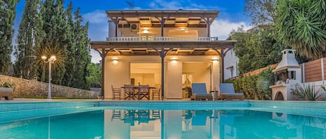 Villa | Alberca | Alberca techada y alberca al aire libre