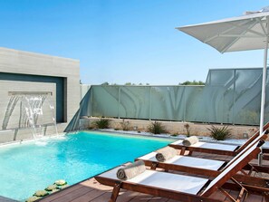 Villa | Alberca | Alberca techada y alberca al aire libre
