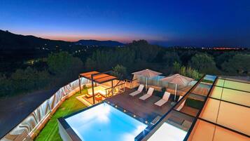 Vila | Piscina | Piscina interna, piscina externa