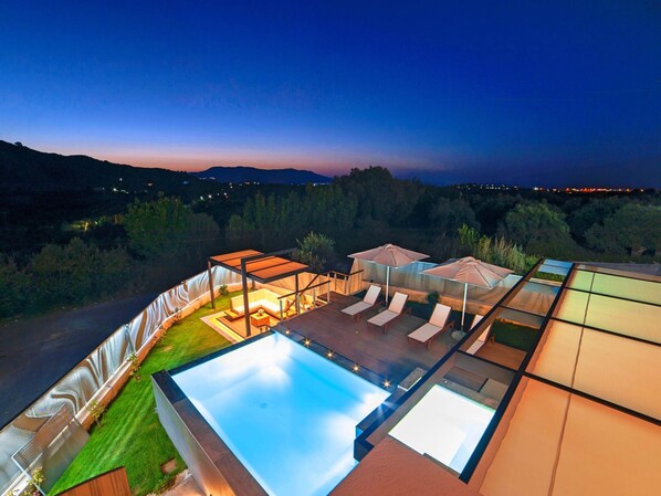 Villa | Alberca | Alberca techada y alberca al aire libre