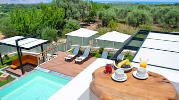 Vila | Piscina | Piscina interna, piscina externa