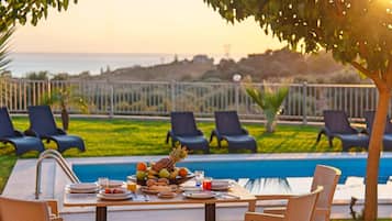 Vila | Piscina | Piscina interna, piscina externa