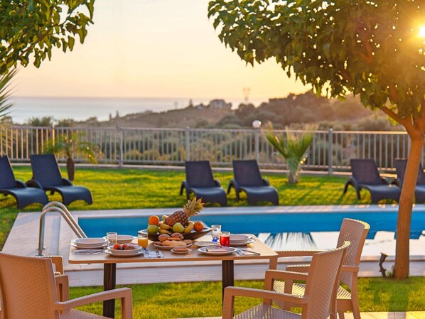 Villa | Alberca | Alberca techada y alberca al aire libre