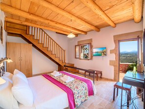 4 chambres, ameublement personnalisé, fer et planche à repasser