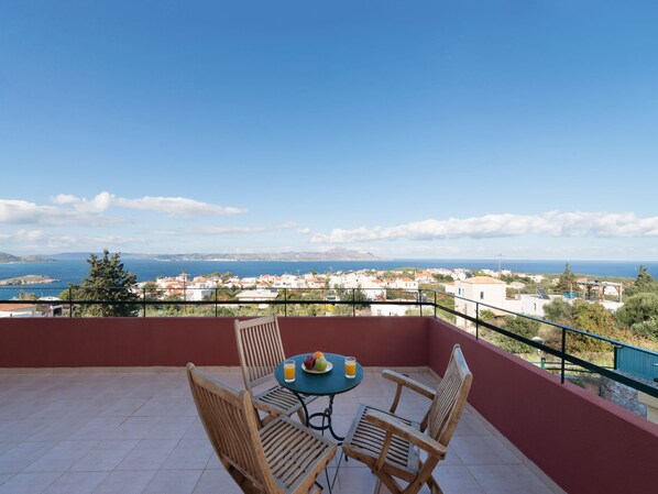 Balcony - Restful Villa in Plaka With Private Pool, Roof Terrace, BBQ (Apokoronas)