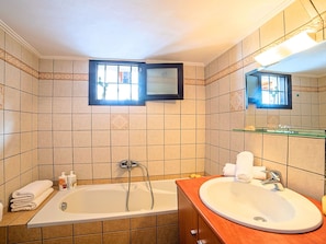 Combined shower/tub, hair dryer, towels