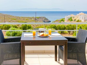 Dining - Sparkling Villa in Acrotiri with Private Pool near Sea Beach (Chania)