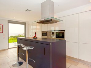 Private kitchen - Sparkling Villa in Acrotiri with Private Pool near Sea Beach (Chania)
