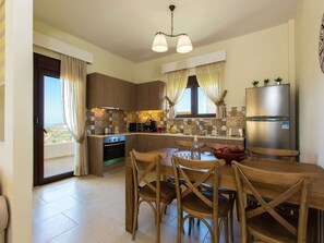 Villa | Cocina privada | Periquera y utensilios de cocina 
