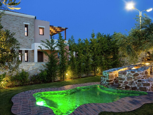 Villa | Alberca | Alberca techada y alberca al aire libre