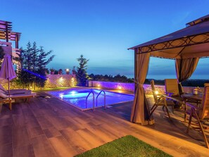 Villa | Alberca | Alberca techada y alberca al aire libre
