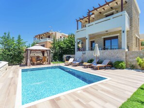 Villa | Alberca | Alberca techada y alberca al aire libre