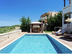 Villa | Piscina | Una piscina cubierta, una piscina al aire libre