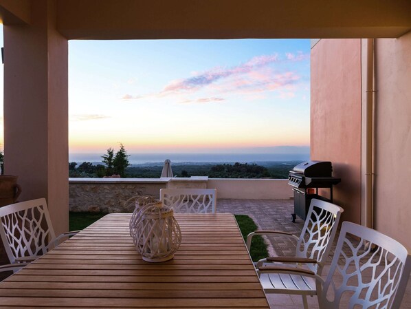 Villa | Dining