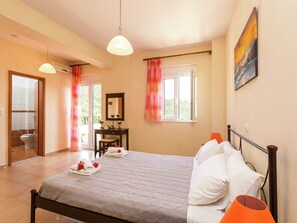 Villa | 4 bedrooms, individually furnished, iron/ironing board, bed sheets - Hillside Villa in Bali With Private Pool (Mylopotamos)