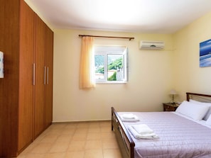 3 chambres, ameublement personnalisé, fer et planche à repasser