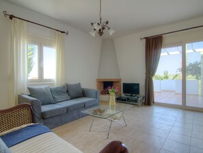 Villa | Living area - Spacious Villa in Arkadi with Swimming Pool near Sea (Rethymno)