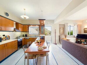 Private kitchen - Lovely Villa in Kirianna with Private Pool & Garden near Sea (Rethymno)