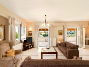 Living room - Lovely Villa in Kirianna with Private Pool & Garden near Sea (Rethymno)