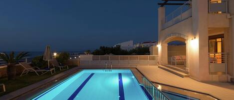 Vila | Piscina | Piscina interna, piscina externa