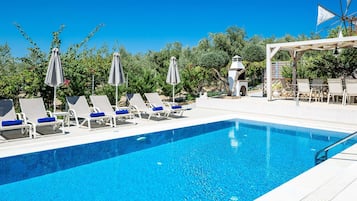 Una piscina techada, una piscina al aire libre