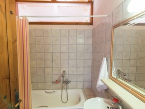 Villa | Badezimmer | Duschwanne, Haartrockner, Handtücher
