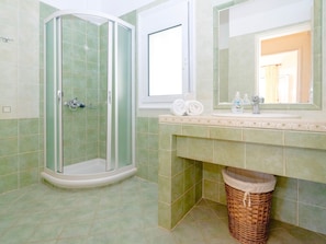 Villa | Bathroom | Combined shower/tub, hair dryer, towels
