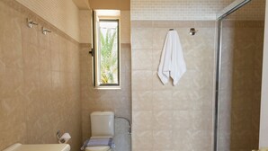 Villa | Bathroom - Light Filled Villa in Maroulas Crete With Private Pool (Rethymno)