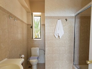 Villa | Bathroom - Light Filled Villa in Maroulas Crete With Private Pool (Rethymno)