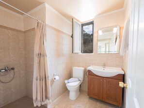 Villa | Badezimmer | Duschwanne, Haartrockner, Handtücher