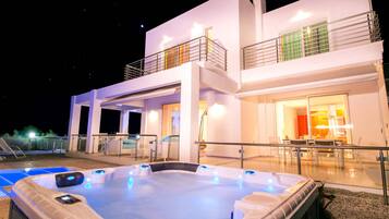 Una piscina techada, una piscina al aire libre