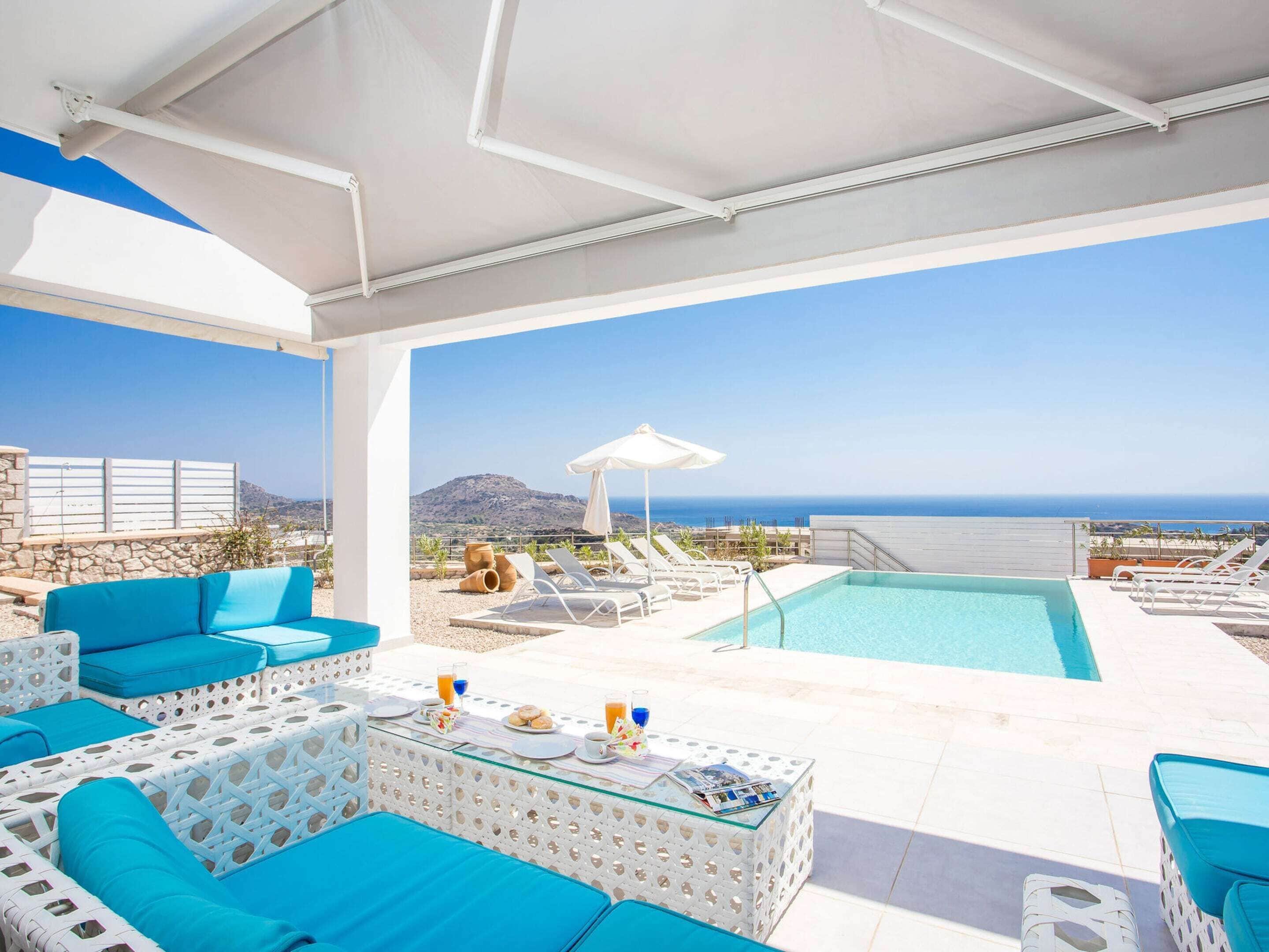 Villa | Piscina | Una piscina cubierta, una piscina al aire libre