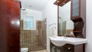 Villa | Badezimmer | Dusche, Haartrockner, Handtücher