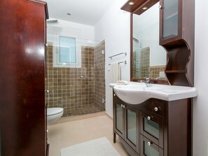 Villa | Badezimmer | Dusche, Haartrockner, Handtücher