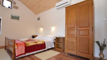House | 1 bedroom, individually furnished, bed sheets