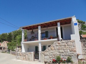 Exterior - Holiday Home in Starigrad With Garden (Starigrad)