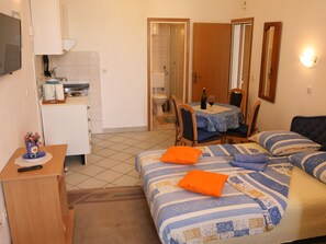 1 bedroom, individually furnished, bed sheets - Studio Apartment Bonacic in Ciovo, Croatia (Slatine)