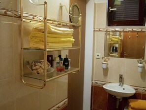 Ferienhaus | Badezimmer | Duschwanne, Handtücher