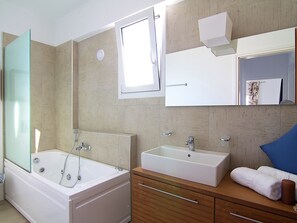 Villa | Bathroom - Newly-built Villa in Loutra With Private Pool, Garden, BBQ (Rethymno)