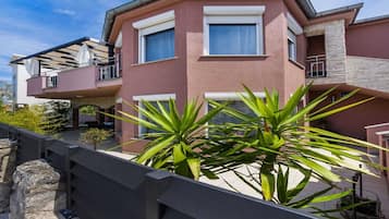 Villa | Exterior